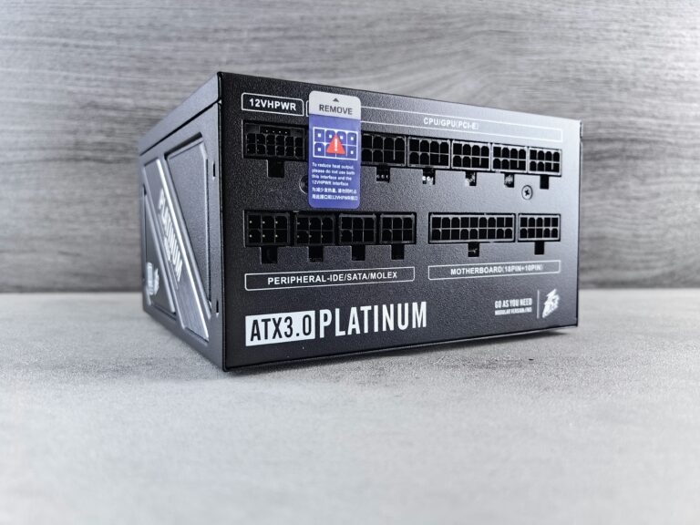 Fuente de poder modular con sus conectores para CPU, GPU, SATA y placa base
