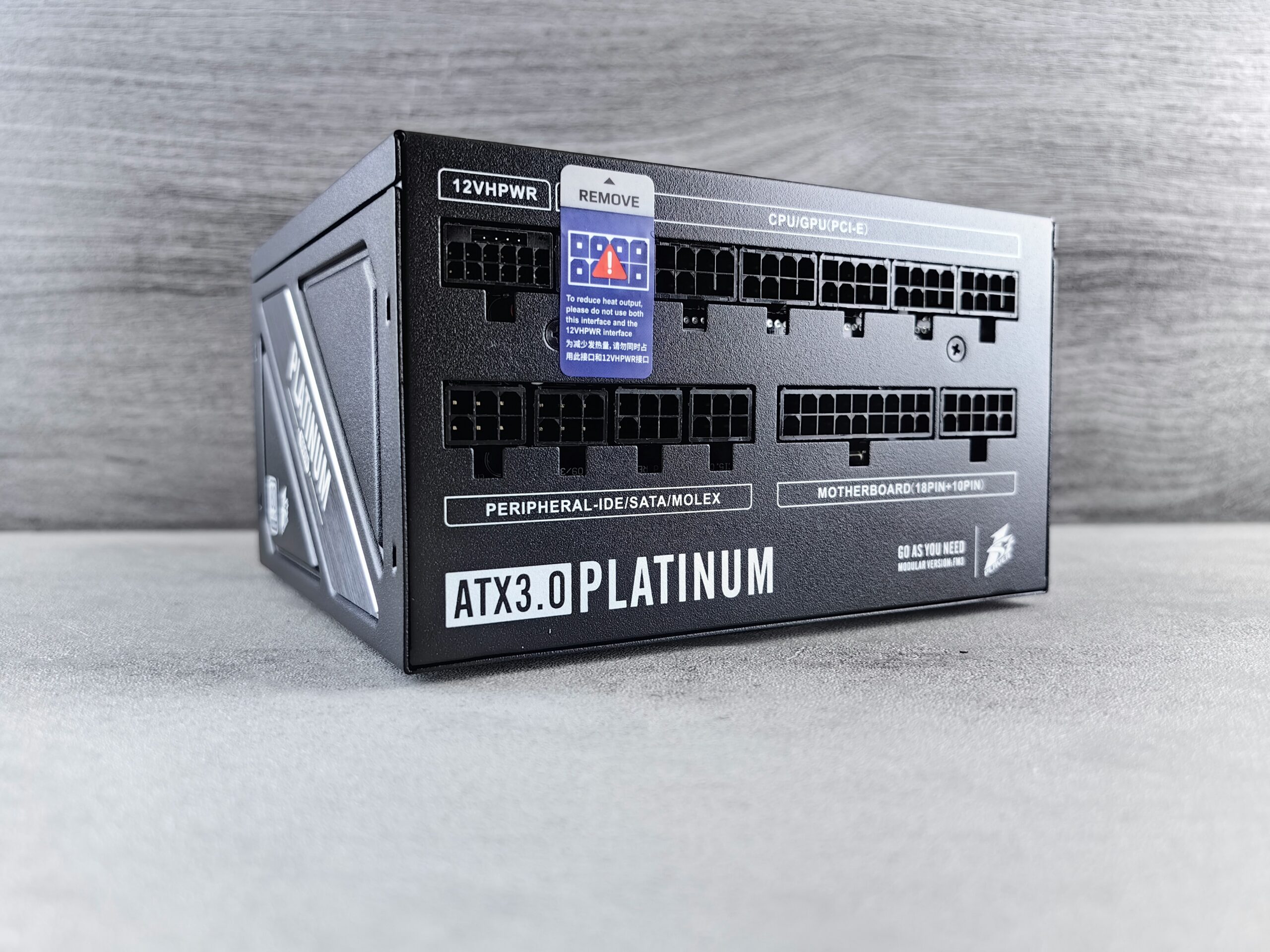 Fuente de poder modular con sus conectores para CPU, GPU, SATA y placa base