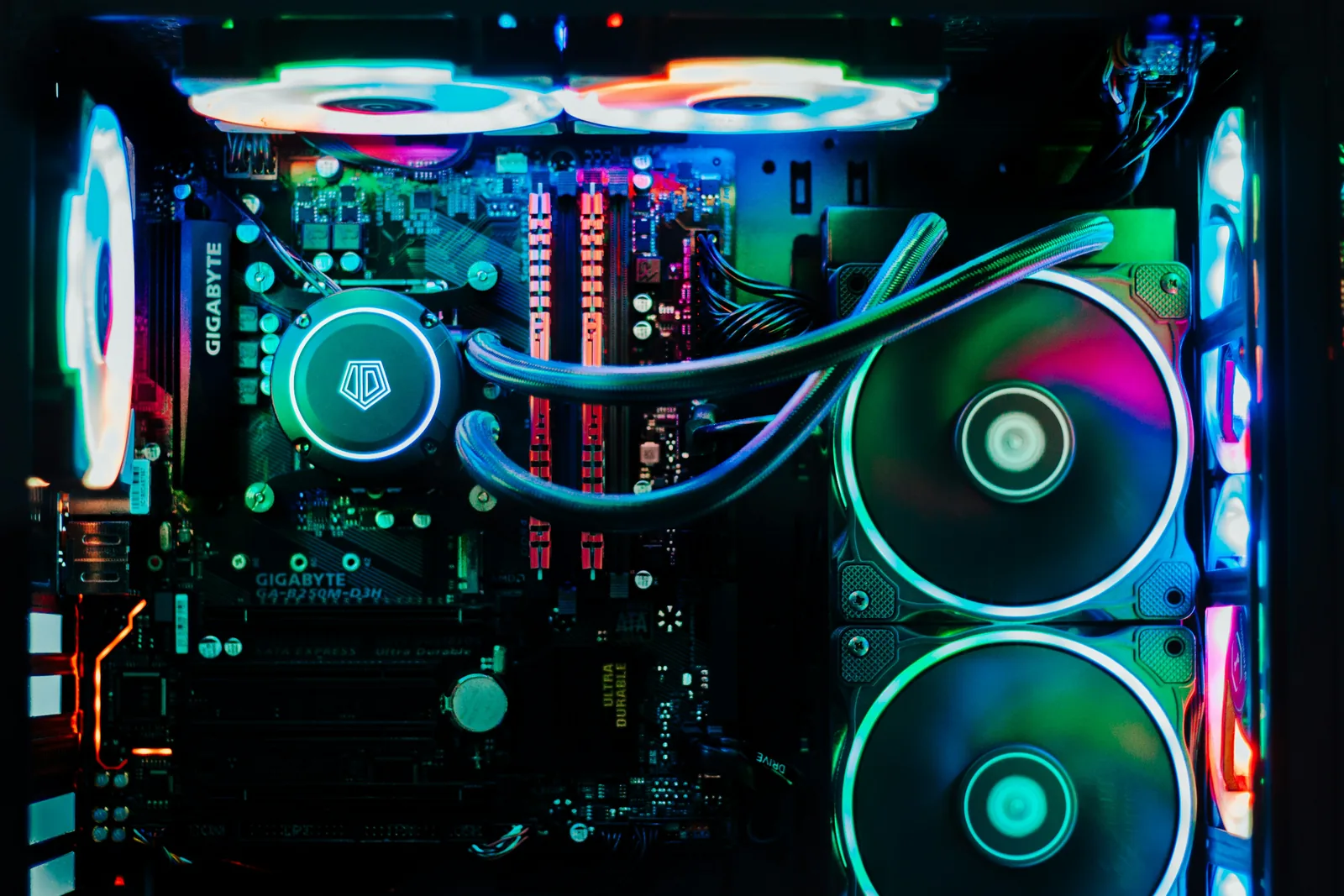 Placa madre con procesador, RAM y disipador ya instalados