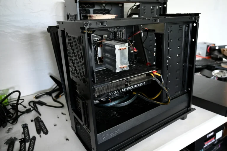 Persona armando una PC en su escritorio