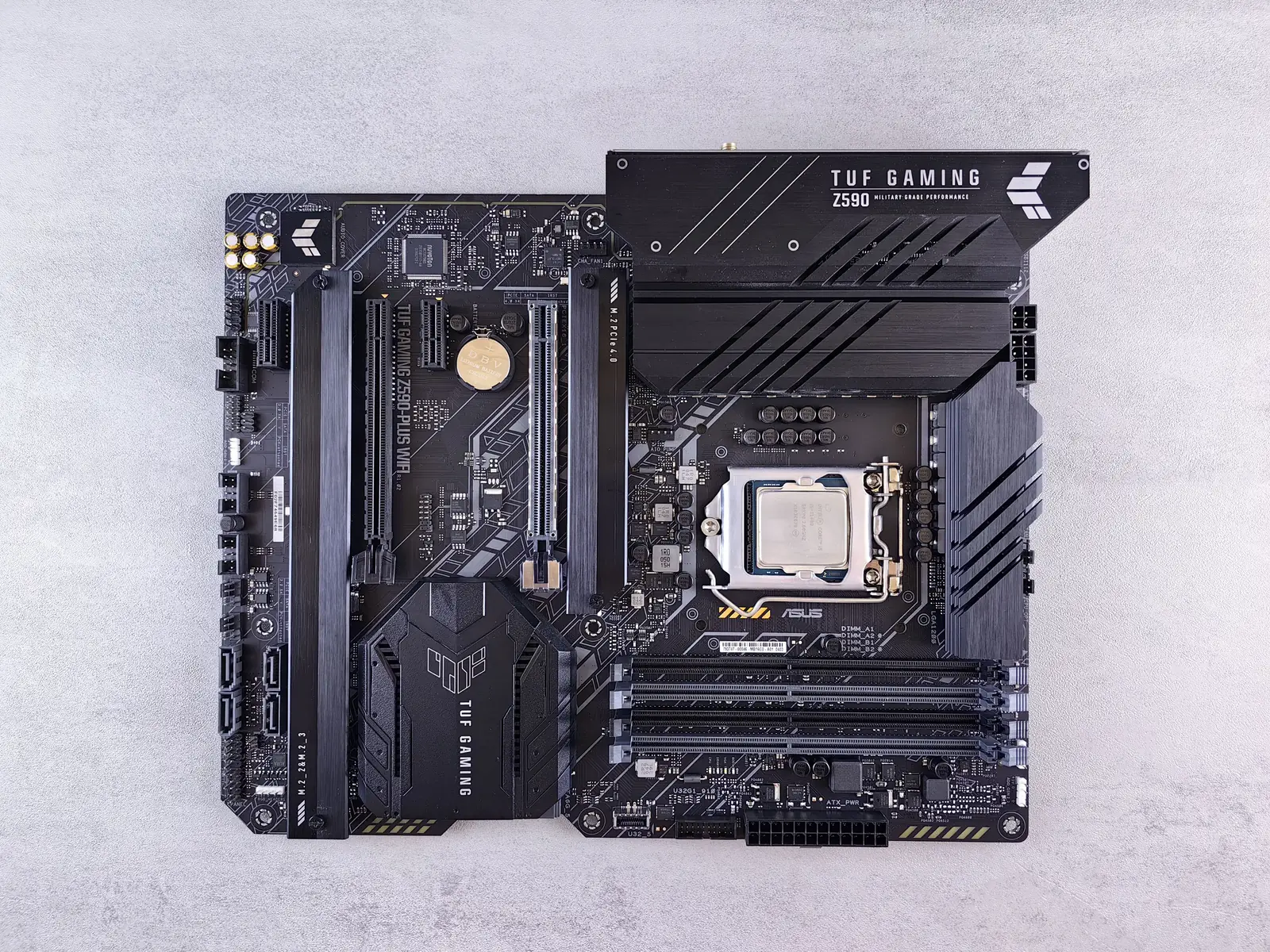 Placa madre ASUS TUF Gaming Z590 vista desde arriba