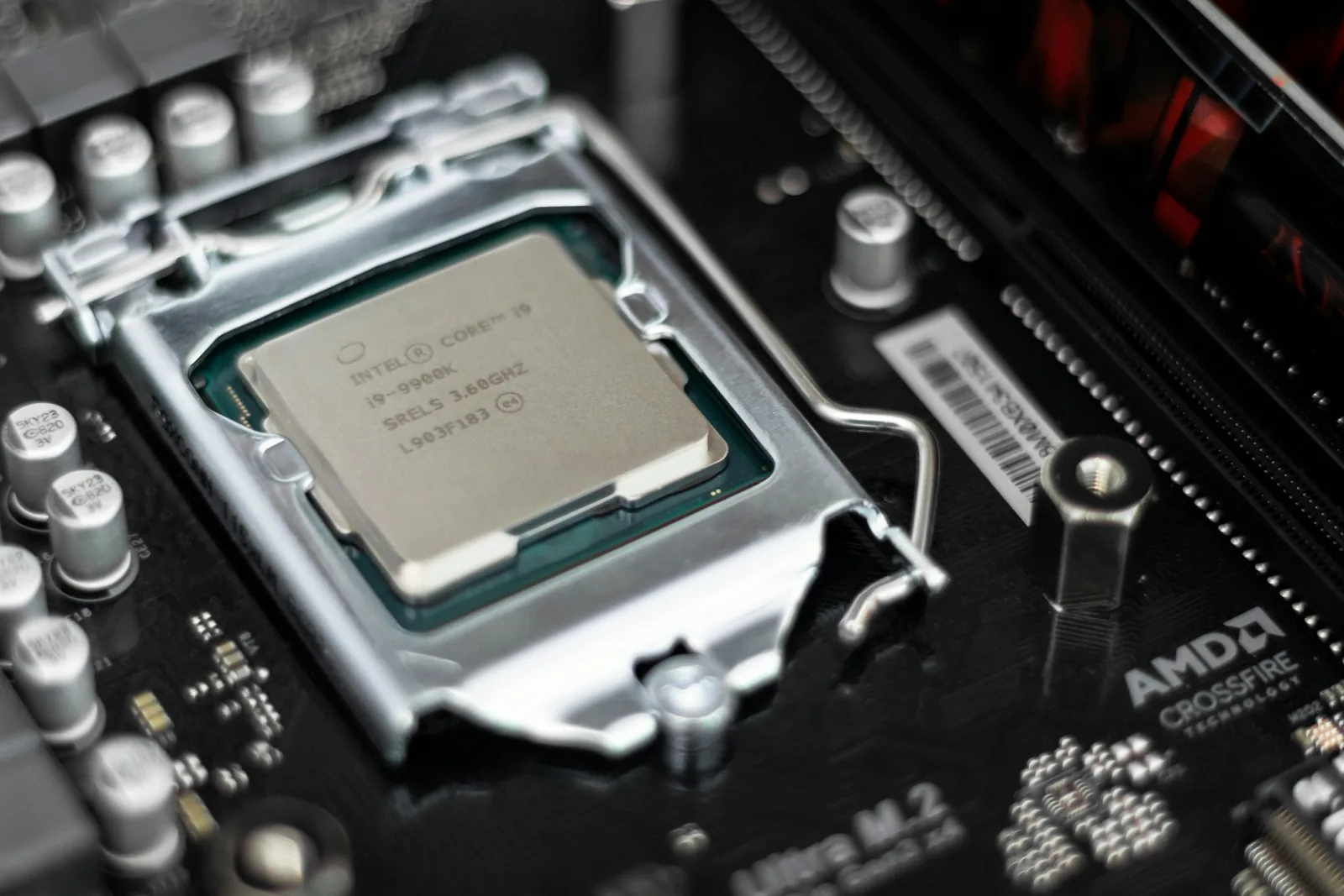 Procesador Intel de escritorio instalado en el socket de una placa madre