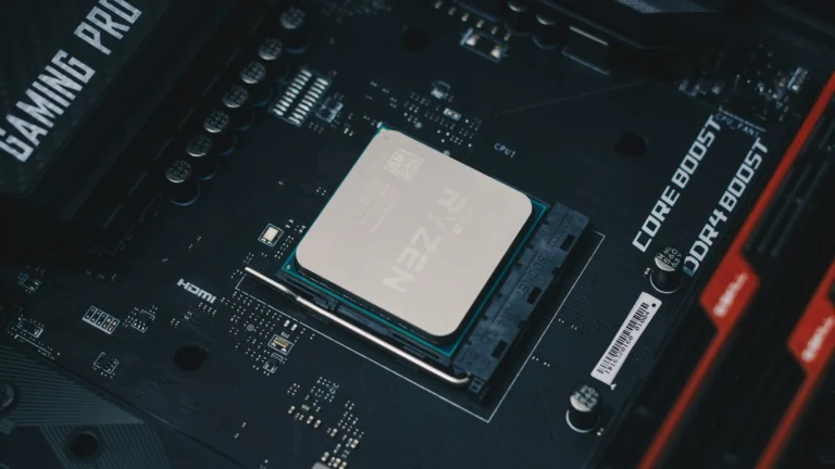Procesador AMD Ryzen instalado en el socket de una placa madre