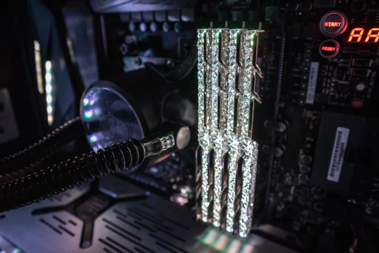 Módulos de RAM con iluminación RGB instalados en una placa madre