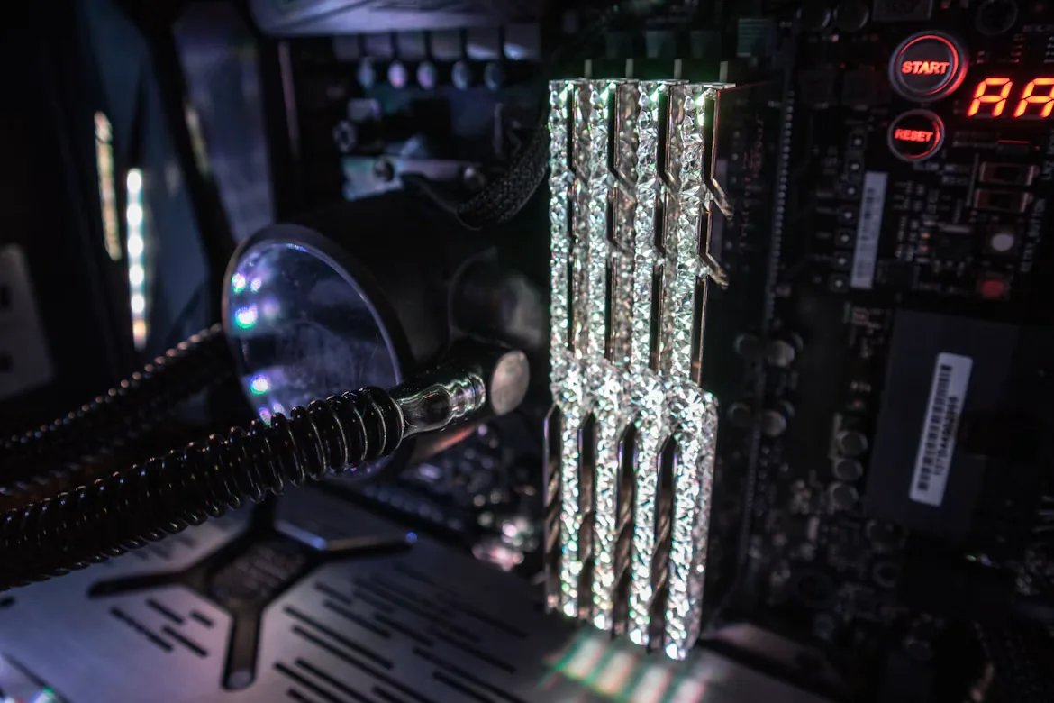 Módulos de RAM con iluminación RGB instalados en una placa madre