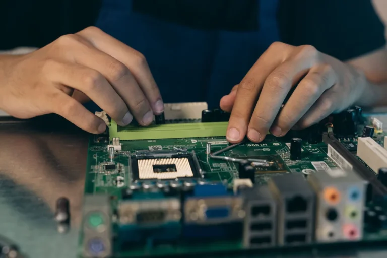 Persona revisando un componente de PC usado antes de comprarlo