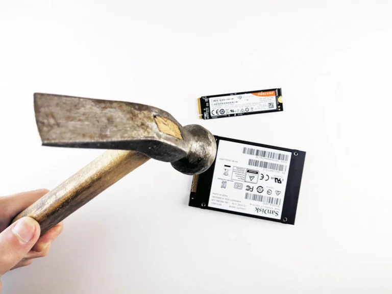 SSD SATA de 2,5 pulgadas junto a un SSD NVMe M.2