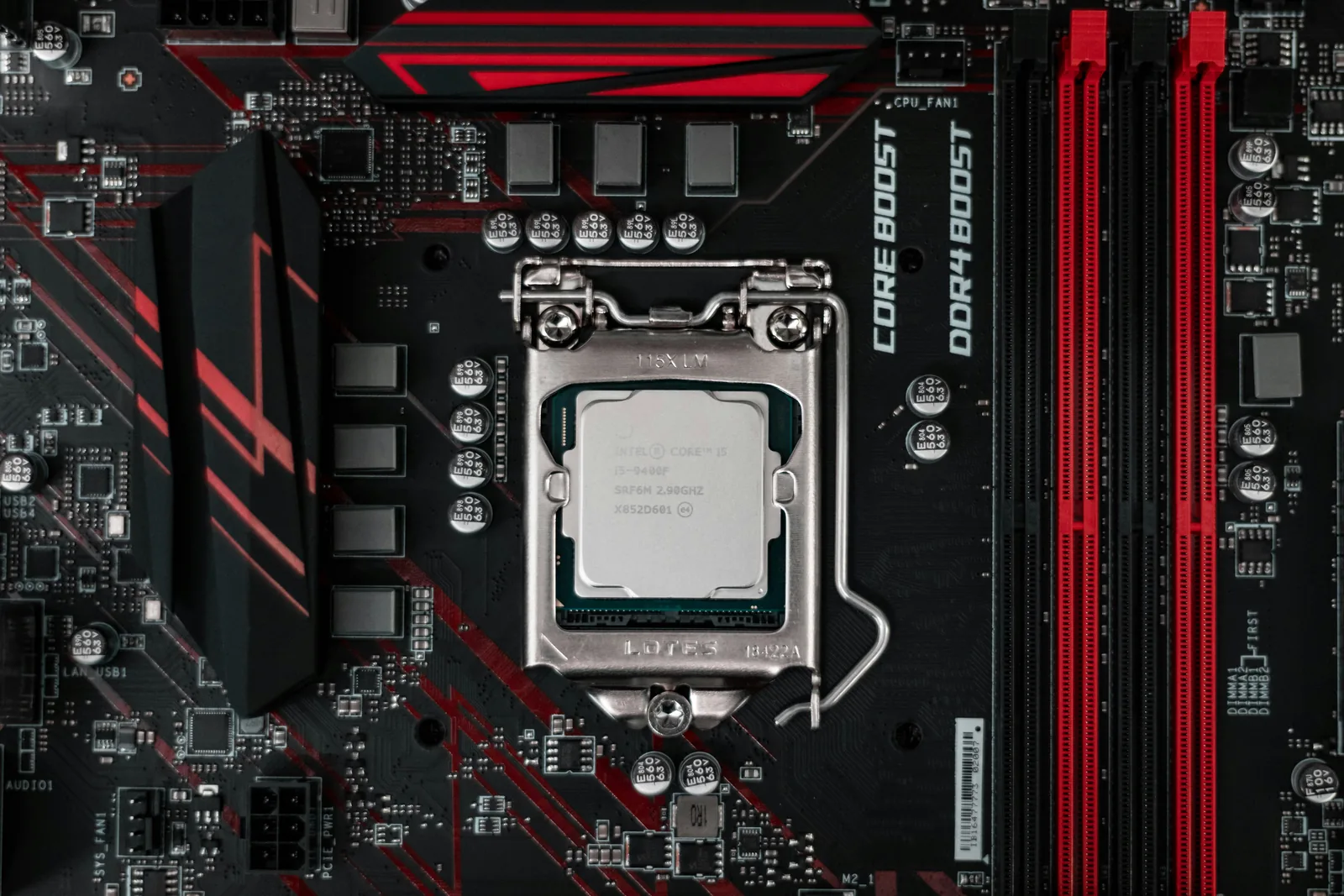 Procesador Intel instalado en el socket de una placa madre
