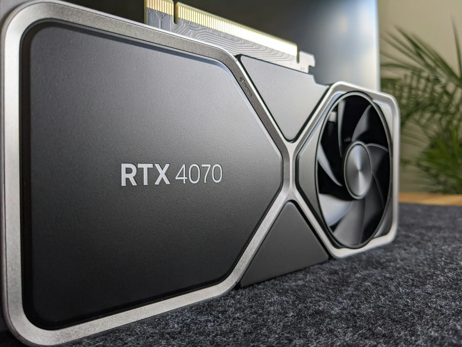 Tarjeta gráfica GeForce RTX 2080 de perfil